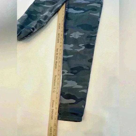 Democracy Abroad solution camo print pants size 8 and good condition army, green - Picture 8 of 8